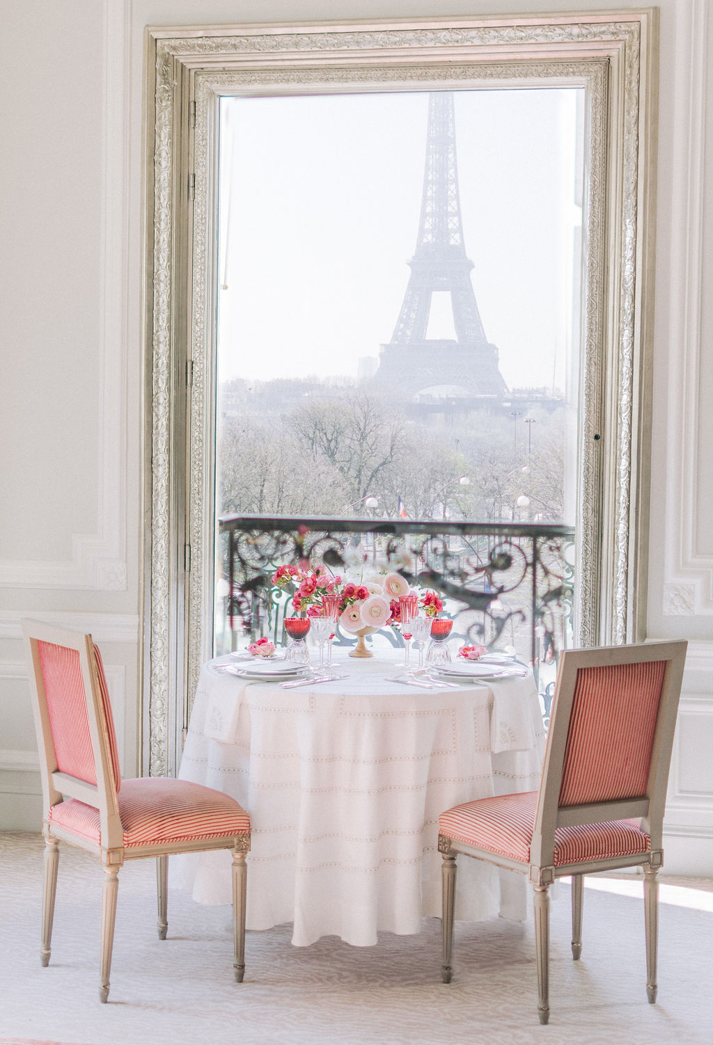 décoration de table avec la vue sur la tour eiffel